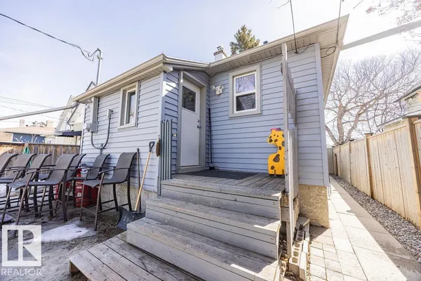 8736 76 AV NW photo 3