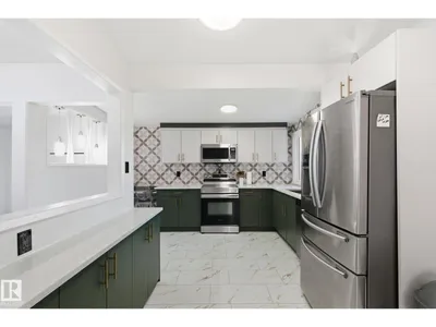 8043 135 AV NW photo 15