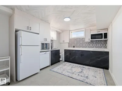 8043 135 AV NW photo 34