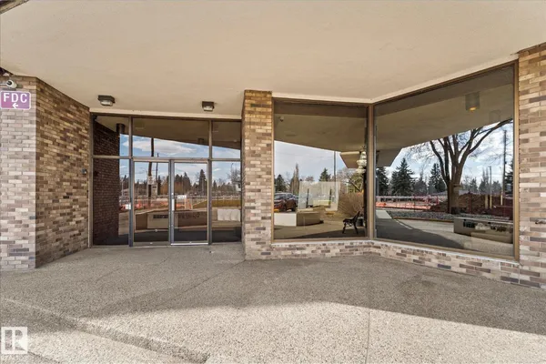 #102 13910 STONY PLAIN RD NW photo 3