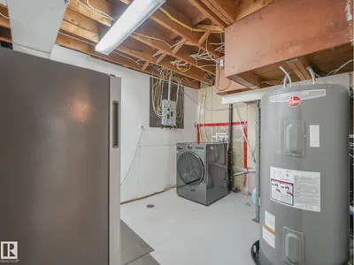 7607 70 AV NW photo 37