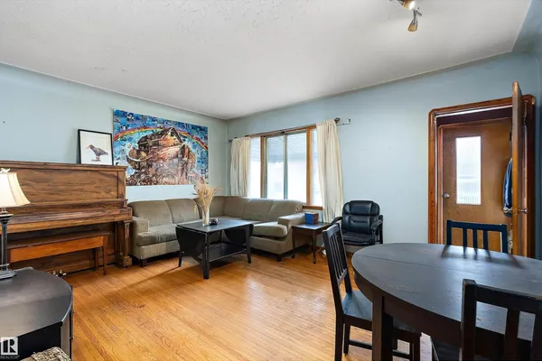 10124 88 AV NW photo 2
