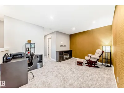 143 LARCH CR photo 36