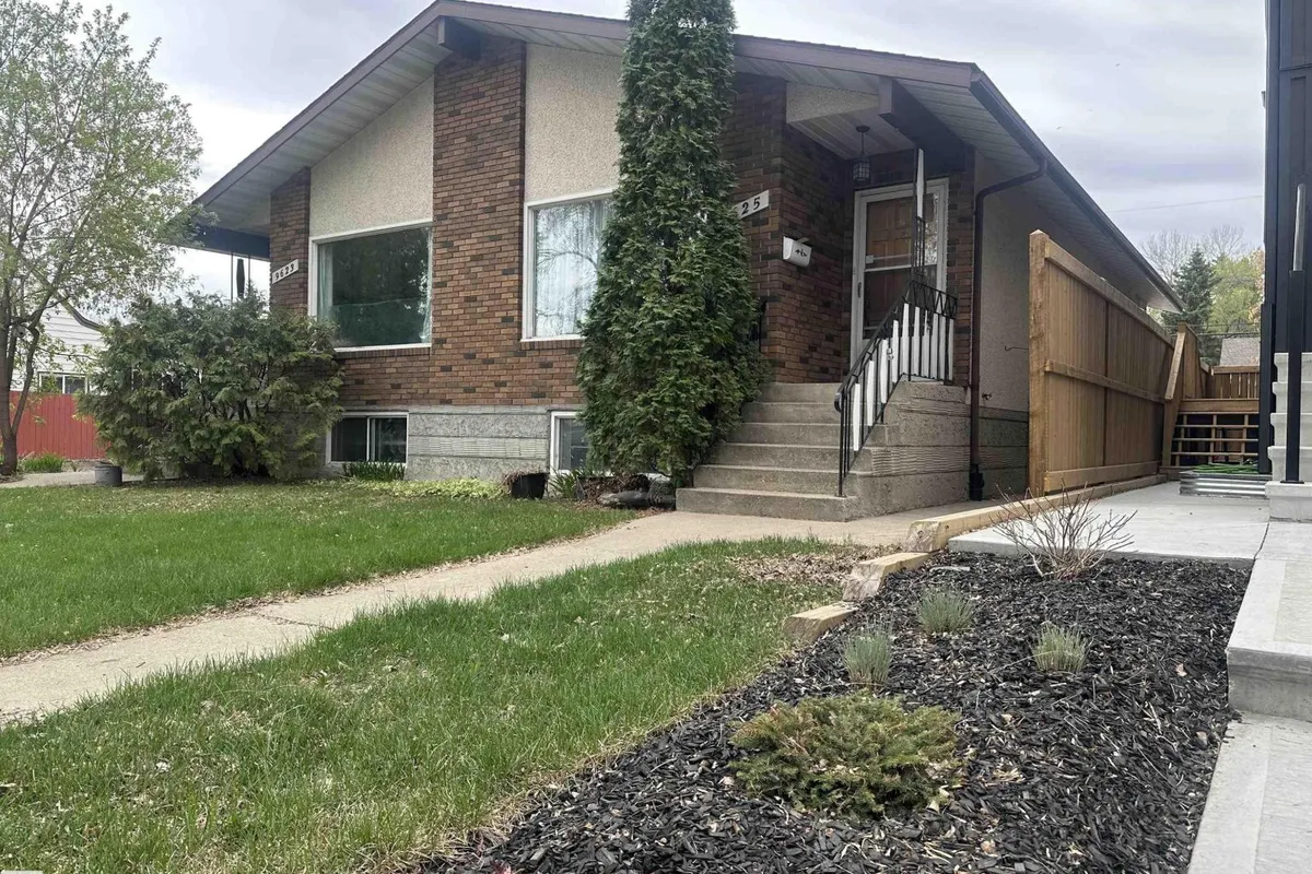 9623/9625 73 AV NW NW exterior