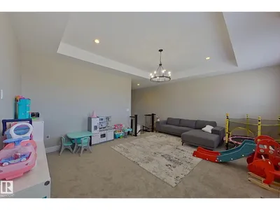 5512 64 ST photo 21