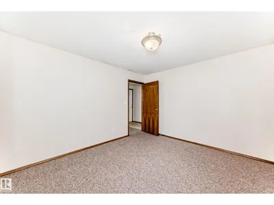 4815 32 AV NW photo 21