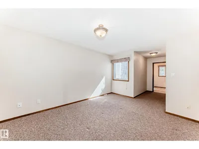 4815 32 AV NW photo 15