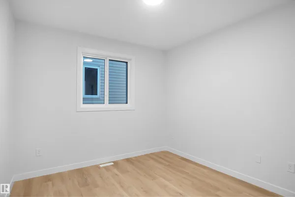 6403 29 AVE SW photo 3
