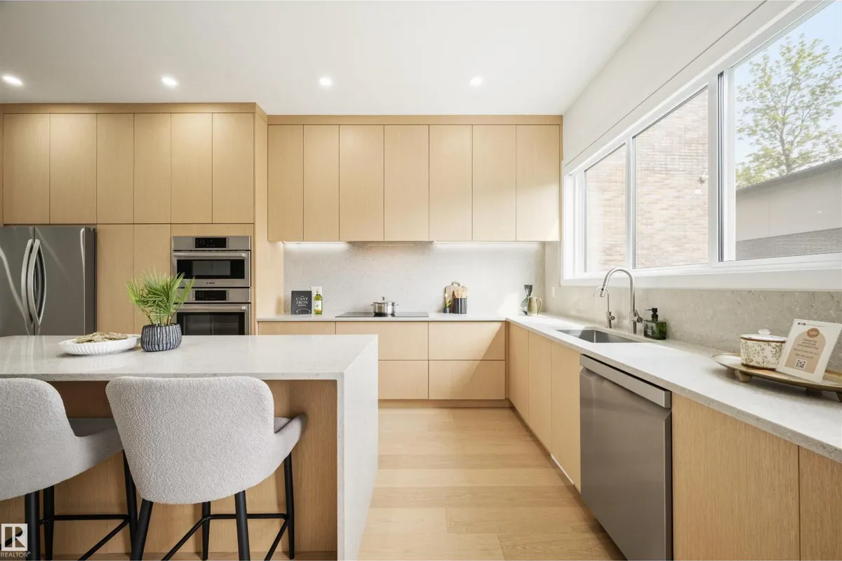 14037 104 AV NW exterior