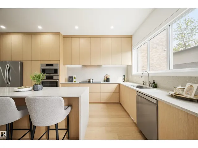 14037 104 AV NW, Edmonton