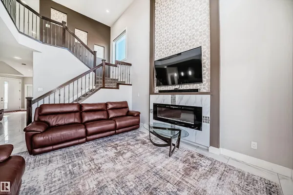 2464 15 AV NW NW photo 2