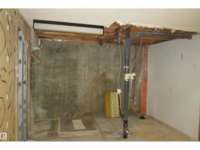 3814 37 AV photo 52