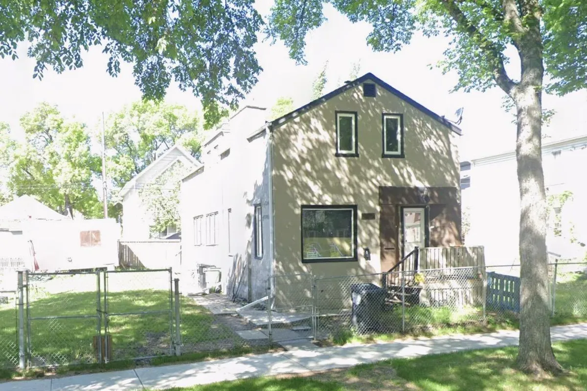 10852 92 ST NW exterior