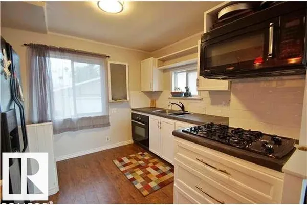 9815 160 ST NW photo 3