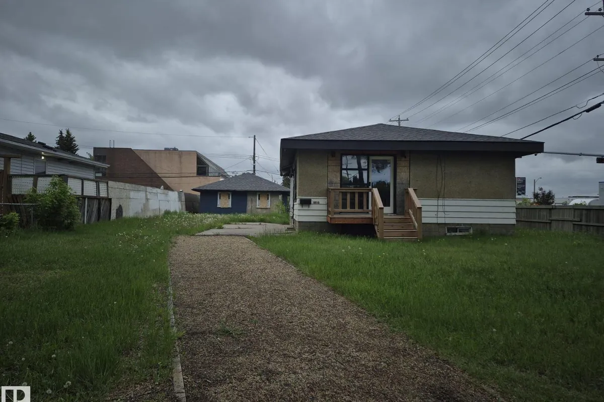 9859 67 AV NW exterior