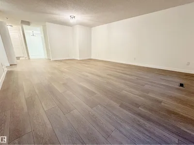 8118 27 AV NW photo 17