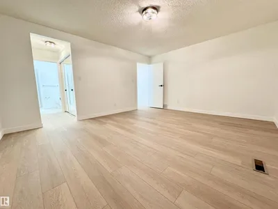 8118 27 AV NW photo 25