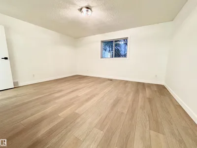 8118 27 AV NW photo 26