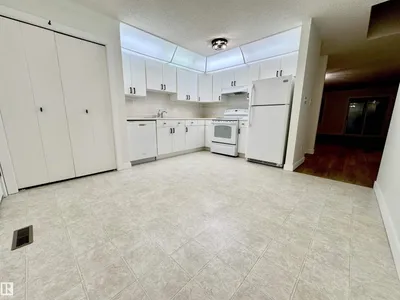 8118 27 AV NW photo 36