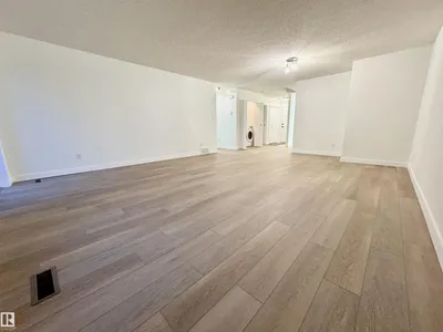 8118 27 AV NW photo 16