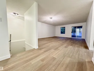 8118 27 AV NW photo 19