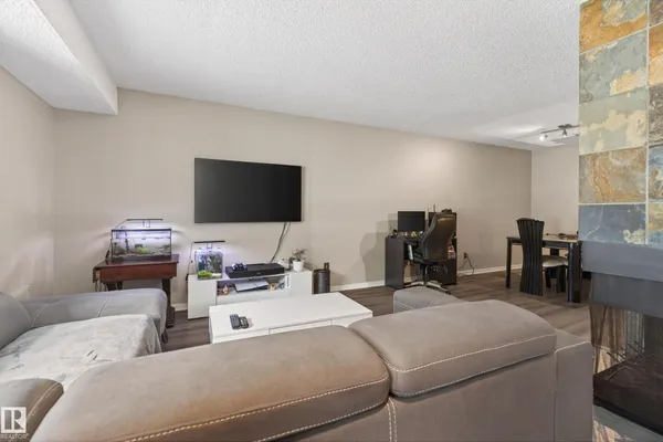 #35 3111 142 AV NW photo 3