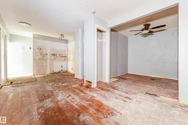 11944 68 ST NW photo 3