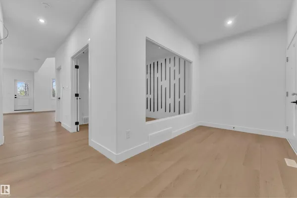 61 Renwyck PL photo 3
