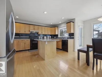 11551 14 AV NW photo 24
