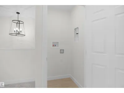 19492 21 AV NW photo 30