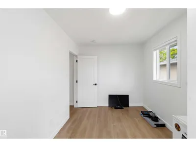 8522 8524 84 AV NW photo 19