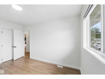 8522 8524 84 AV NW photo 22