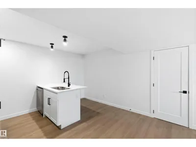 8522 8524 84 AV NW photo 31