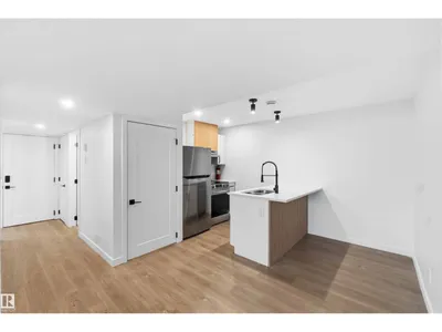 8522 8524 84 AV NW photo 32