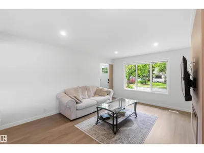 8522 8524 84 AV NW photo 6