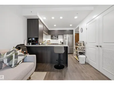 #802 9720 106 ST NW photo 8