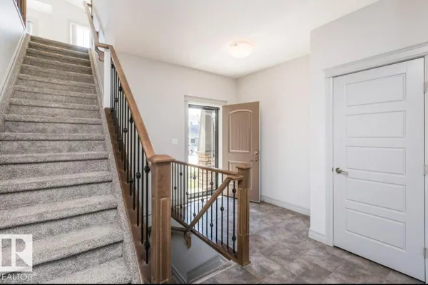 5912 19 AV SW photo 2