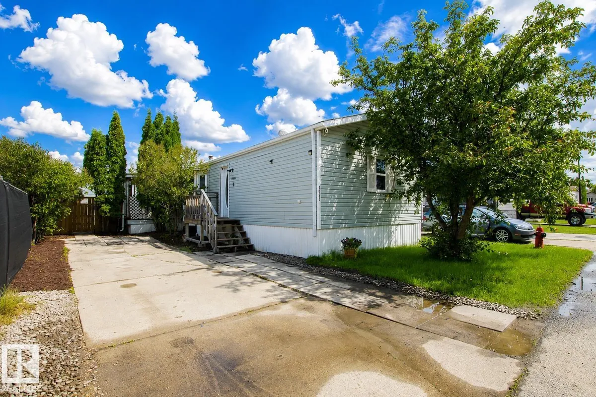 1036 Lakeland CR exterior