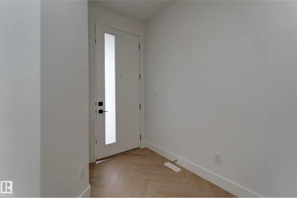 4727 17 AV SW photo 3