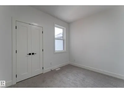 4727 17 AV SW photo 31