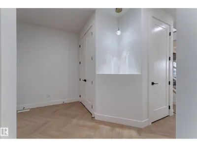 4727 17 AV SW photo 5