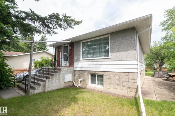 8316 73 AV NW photo 2