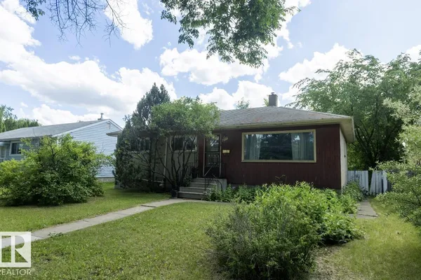 8719 67 AV NW photo 2
