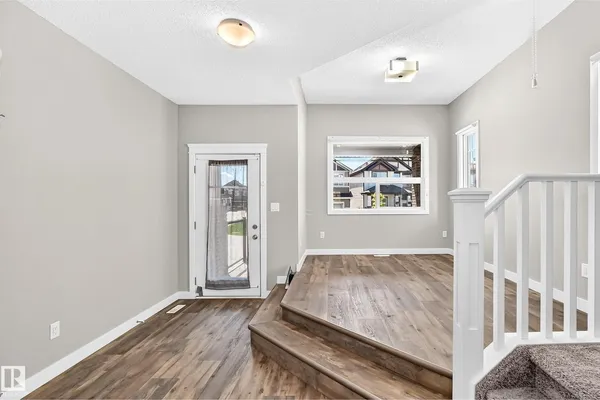 17436 9 AV SW SW photo 3