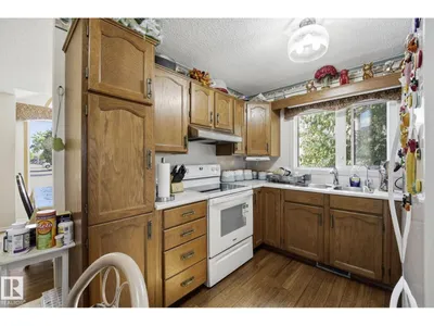 10840 25 AV NW photo 17