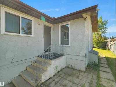 4827 17 AV NW photo 11