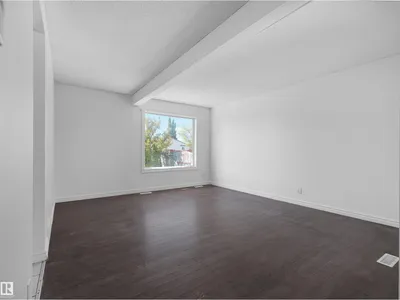 4827 17 AV NW photo 17