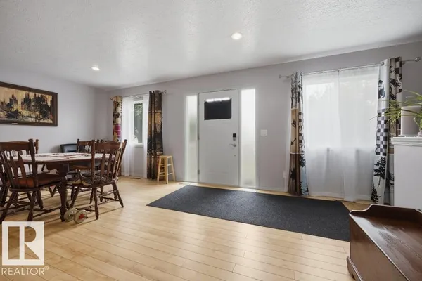9530 122 AV NW photo 3