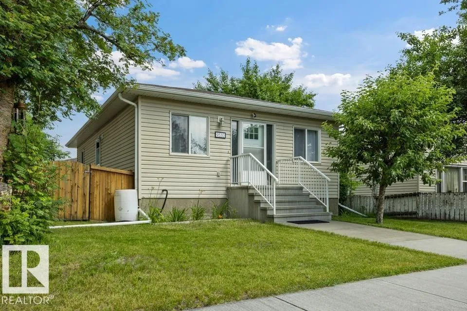 9530 122 AV NW exterior