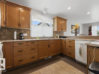 9530 122 AV NW photo 10